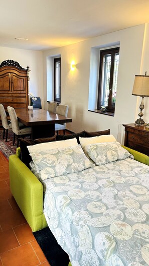 Iron/ironing board, WiFi, bed sheets - Garden House, a Quiet Retreat Just 30 Minutes from Milan (Pavia)