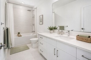 Economy Suite | Bathroom | Free toiletries, hair dryer, towels, soap - Harbour & Hearth Suites (Toronto)