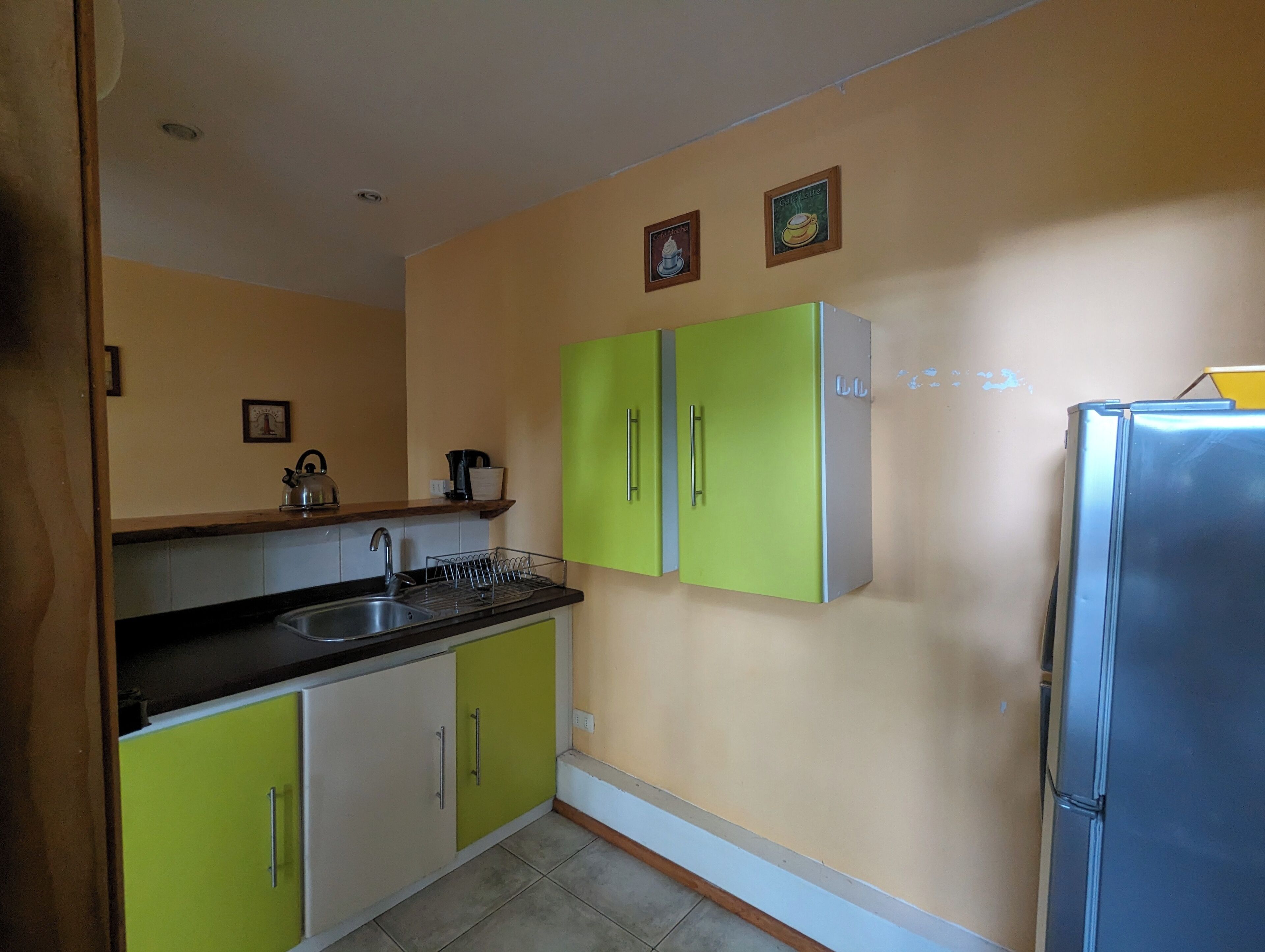 Refrigerador, horno, placa de cocina, silla alta para bebés