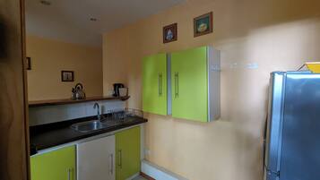 Refrigerador, horno, placa de cocina, silla alta para bebés
