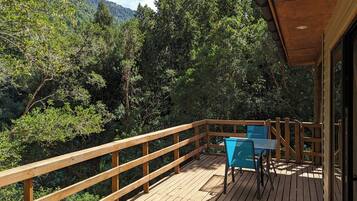 Comfort-FerienhĂŒtte, Flussblick | Speisen im Freien