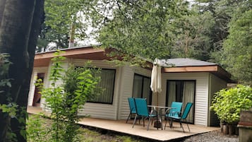Cabaña Confort, 2 habitaciones, vistas al jardín | Restaurante al aire libre