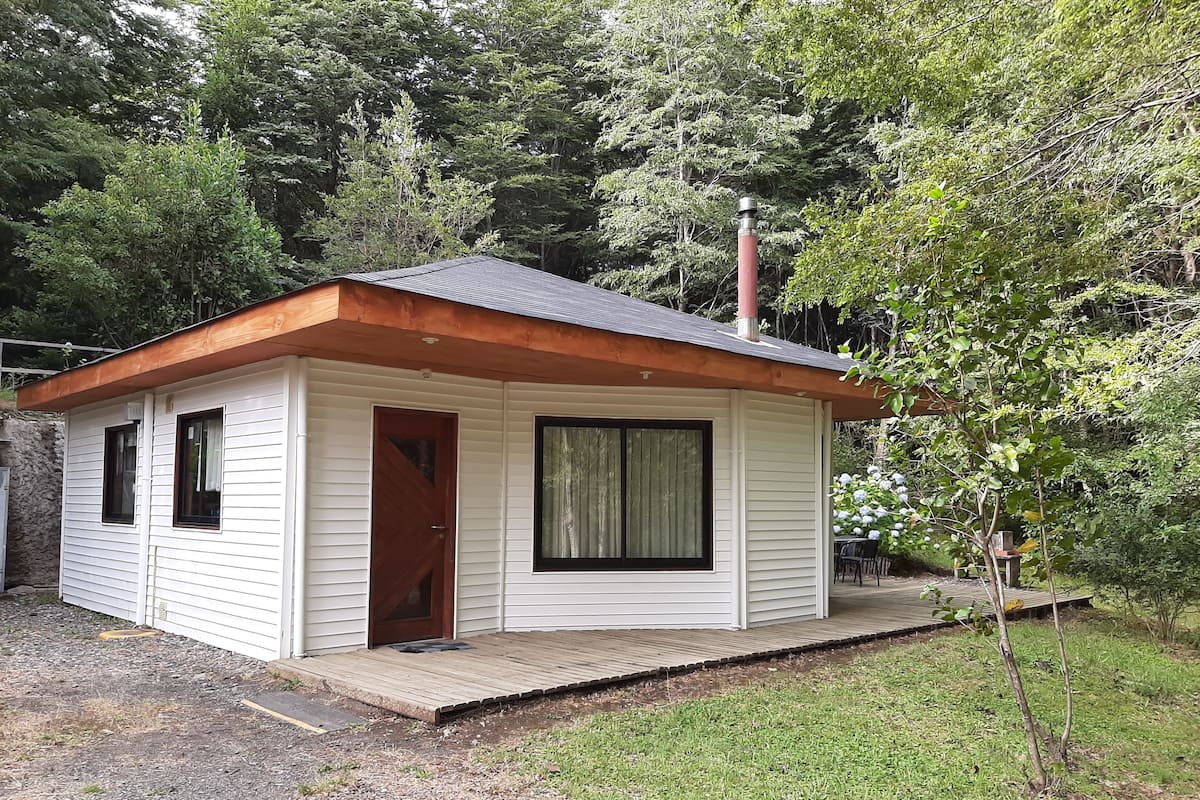 Chalet rustique Confort, 2 chambres, vue sur le jardin | Fer et planche Ă repasser
