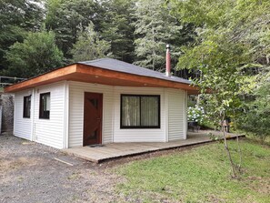 Cabaña Confort, 2 habitaciones, vista al jardín | Tabla de planchar con plancha 
