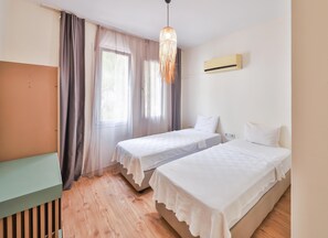 Chambre avec lits jumeaux, vue ville | Wi-Fi gratuit, draps fournis