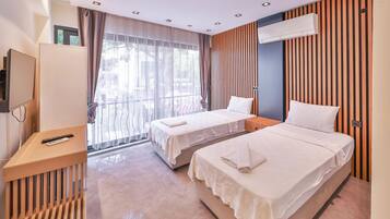Deluxe Twin Room, City View | Free WiFi, bed sheets