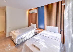 Chambre Deluxe avec lits jumeaux, vue ville | Wi-Fi gratuit, draps fournis