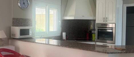 Geladeira, micro-ondas, fogão, lava-louças