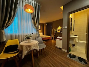 Studio | Desk, free WiFi, bed sheets - Darlington House Xo Viet Nghe Tinh (Phuong Thanh My Tay)