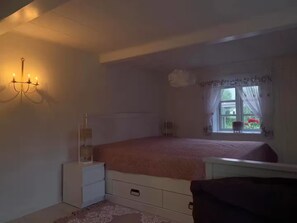 3 slaapkamers, een strijkplank/strijkijzer, reisbedje, gratis wifi