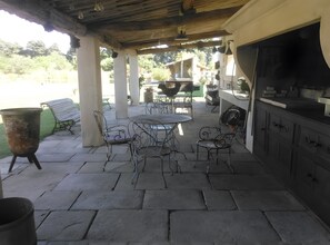 Outdoor dining - Clos Saint-Véran: Rooms in a Tree-Filled Provençal Mas (Cavaillon)