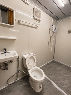 Basic Single Room | Bathroom - Near BKK Homestay Airport (Tambon Rachathewa)