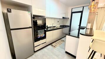 Standard Apartment, 2 Bedrooms, Balcony, City View | Private kitchen