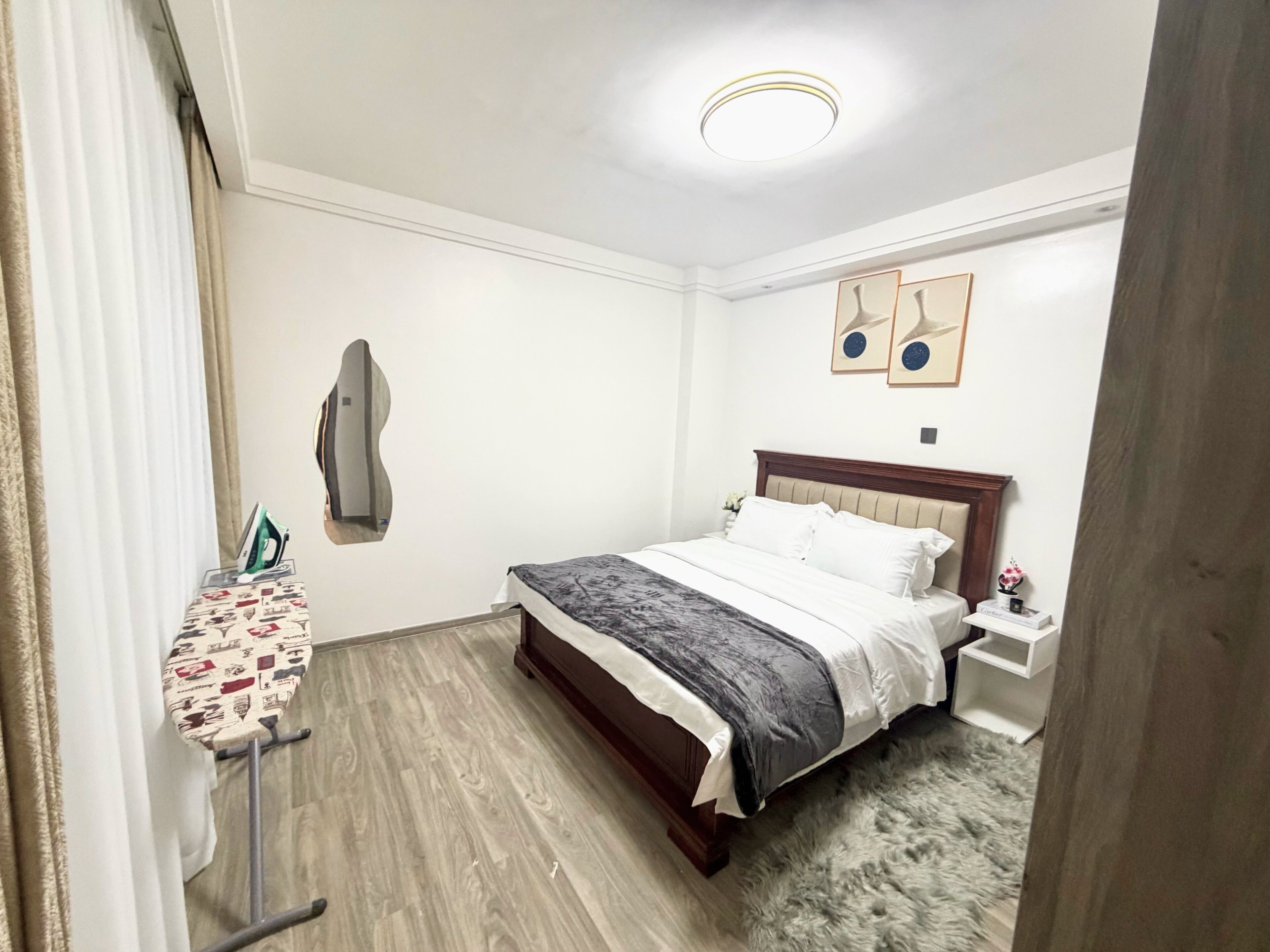 Apartamento standard, 2 quartos, sacada, vista para a cidade | Ferros/tábuas de passar roupa, Wi-Fi de cortesia