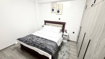 Standaard appartement, 2 slaapkamers, balkon, uitzicht op stad | Een strijkplank/strijkijzer, gratis wifi