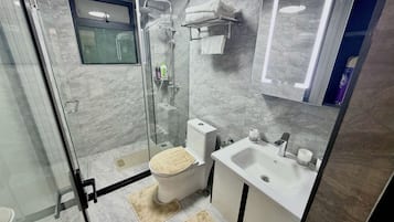 Apartamento standard, 2 quartos, sacada, vista para a cidade | Banheiro