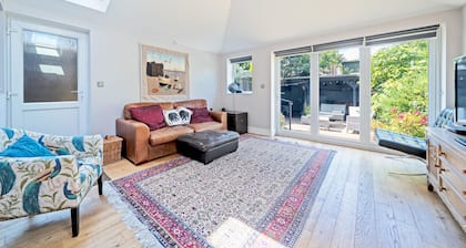 House Sleeps 5 With Garden and Parking