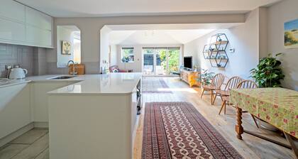 3 Bed House - Sleeps 5 - Garden - Pets - Parking