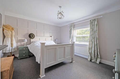 House Sleeps 5 With Garden and Parking
