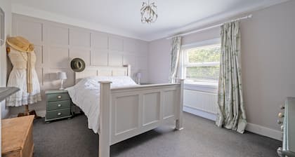 House Sleeps 5 With Garden and Parking