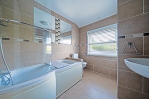 Combined shower/bathtub, deep-soaking bathtub, towels - House Sleeps 5 With Garden and Parking (Crowborough)