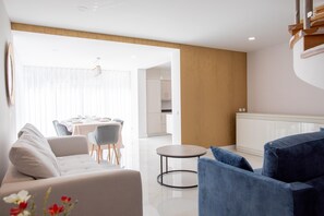 TV, fireplace - Holiday Home 'Sun & Salt Villa' with Shared Pool, Wi-Fi & Air Conditioning (Alvor)