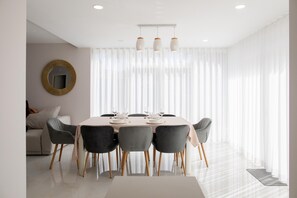 Dining - Holiday Home 'Sun & Salt Villa' with Shared Pool, Wi-Fi & Air Conditioning (Alvor)