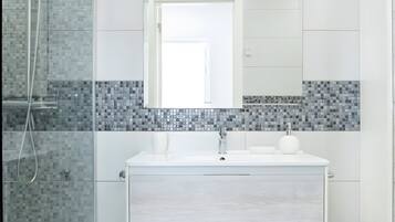 Shower, hair dryer, towels