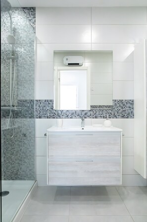Shower, hair dryer, towels - Holiday Home 'Sun & Salt Villa' with Shared Pool, Wi-Fi & Air Conditioning (Alvor)