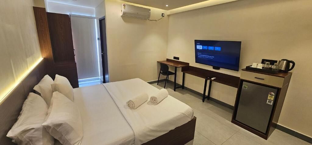 Desk, soundproofing, iron/ironing board, free WiFi