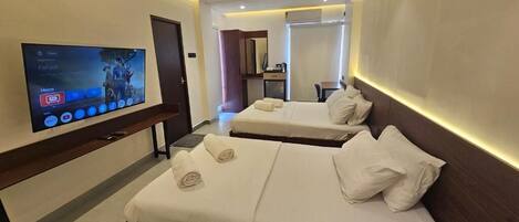 Habitación triple Deluxe | Escritorio, insonorización, tabla de planchar con plancha y wifi gratis