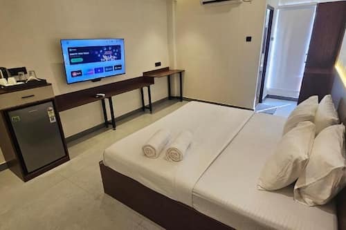 Superior Double Room | Desk, soundproofing, iron/ironing board, free WiFi