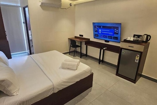 Superior Double Room | Desk, soundproofing, iron/ironing board, free WiFi