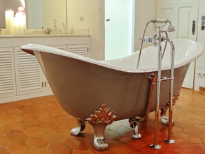 Bathroom - Vrbo Property (Porches)