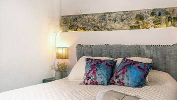 Suite superior, vistas al jardín | Caja fuerte, escritorio, cortinas opacas y sistema de insonorización