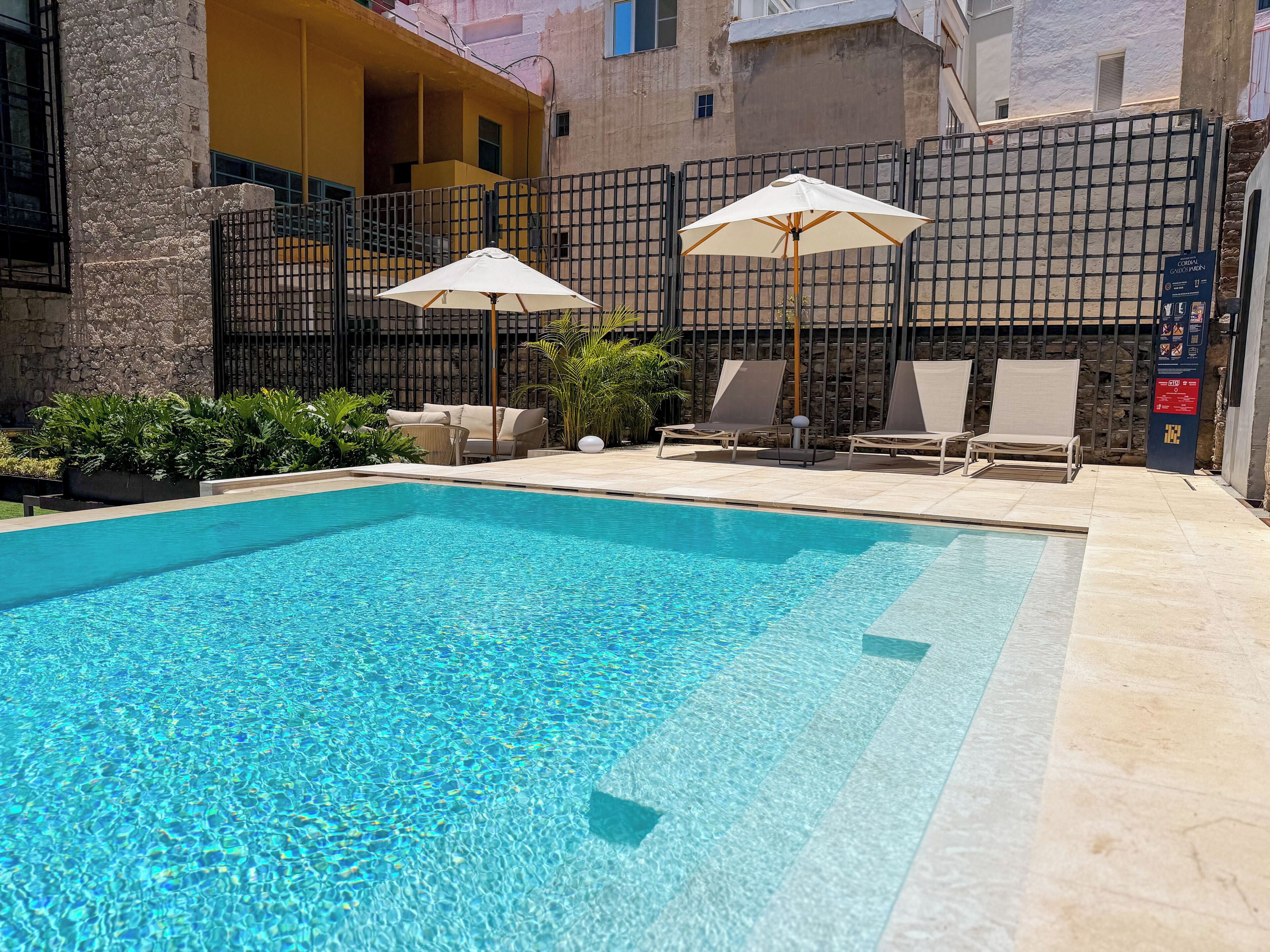 Una piscina al aire libre