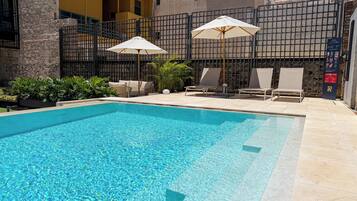 Una piscina al aire libre