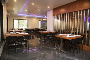 Dining - Hotel Orange Flag - Renuka Enterprises (Fulambri)