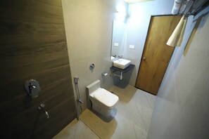 Deluxe Double or Twin Room | Bathroom | Shower, free toiletries, towels - Hotel Orange Flag - Renuka Enterprises (Fulambri)