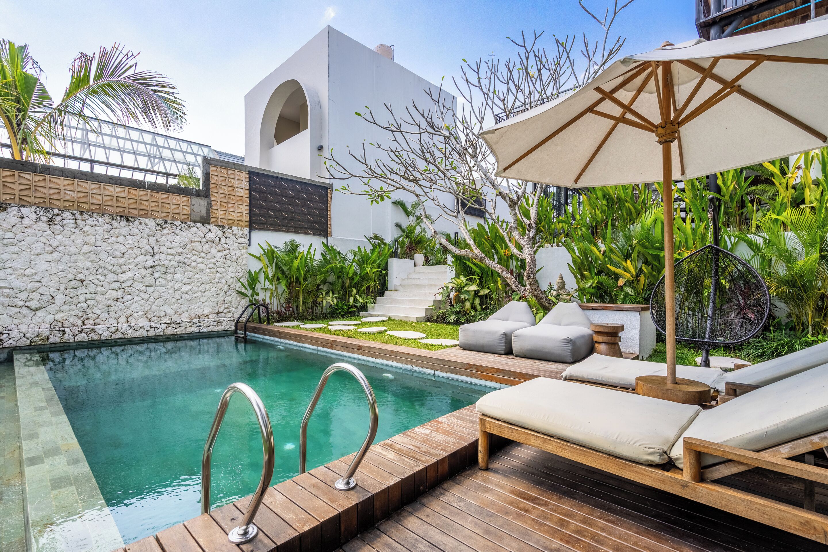 Una piscina al aire libre