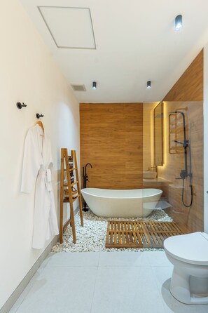 Batas, pantuflas, bidet, toallas