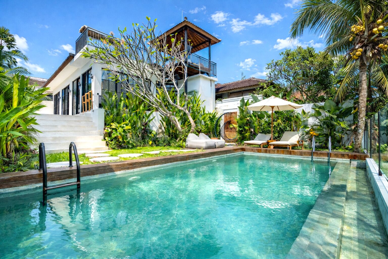 Una piscina al aire libre