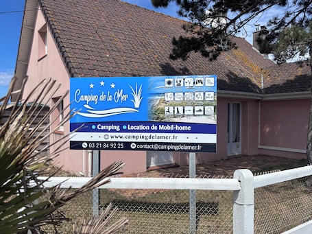 Property grounds. 1 min 50 from the beach. 2-bedroom bungalow.
