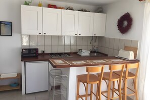 Fridge, stovetop, coffee/tea maker, cookware/dishes/utensils - Apartment in a Natural Park on Fuerteventura’s West Coast (Valle de Santa Inés)