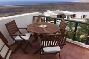 Outdoor dining - Apartment in a Natural Park on Fuerteventura’s West Coast (Valle de Santa Inés)