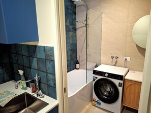 Haartrockner, Handtücher, Seife, Toilettenpapier