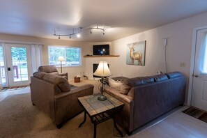 TV, fireplace