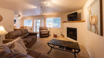 TV, fireplace