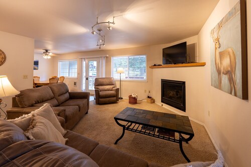 Walkable Wallowa Lake Condo w/ Deck & Views