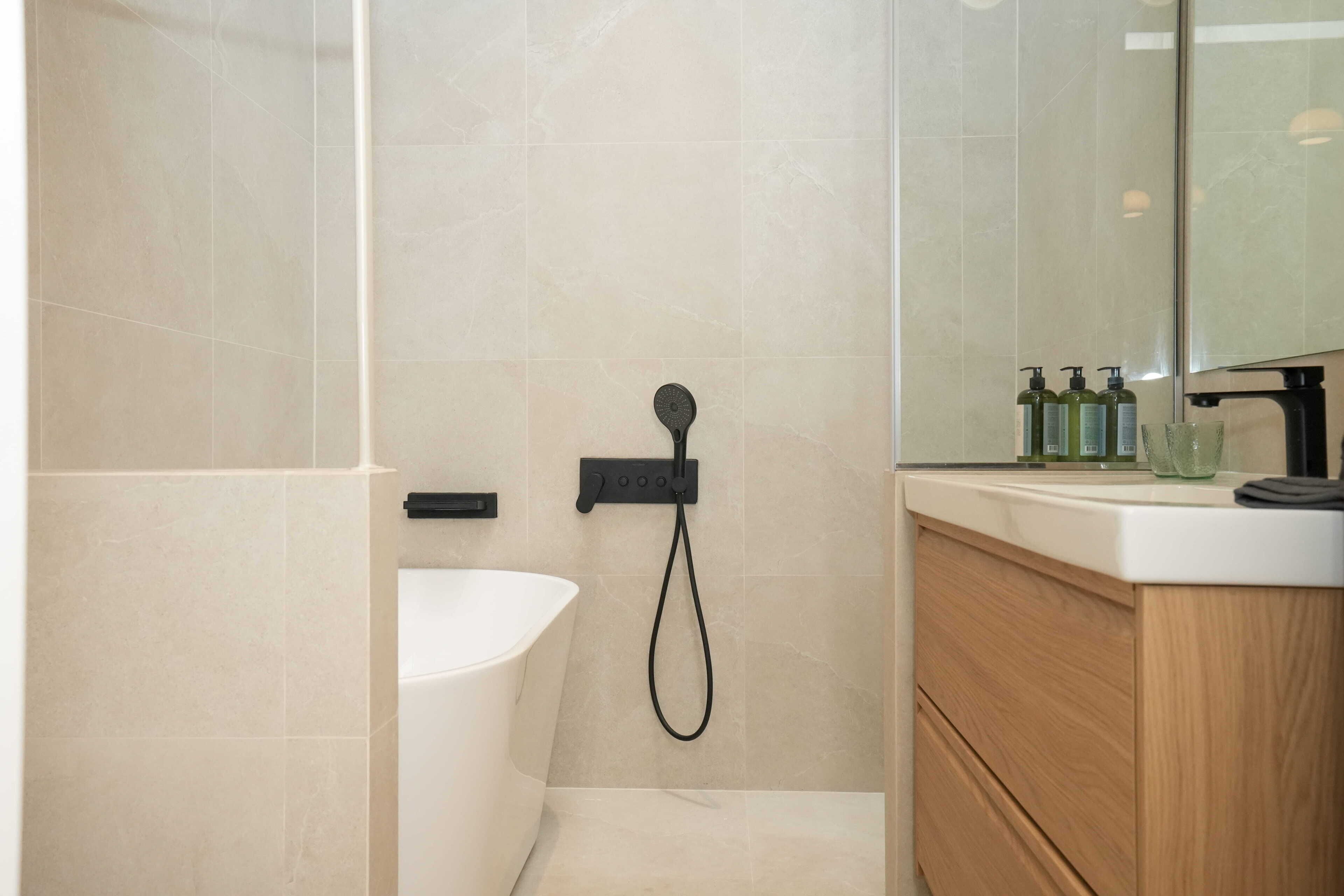 Quarto com design assinado, vista para o jardim | Banheiro | Roupões de banho 